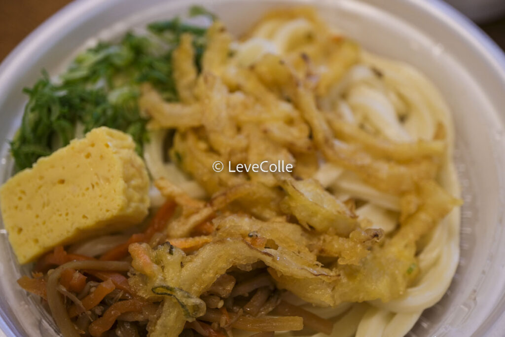 定番おかずのうどん弁当