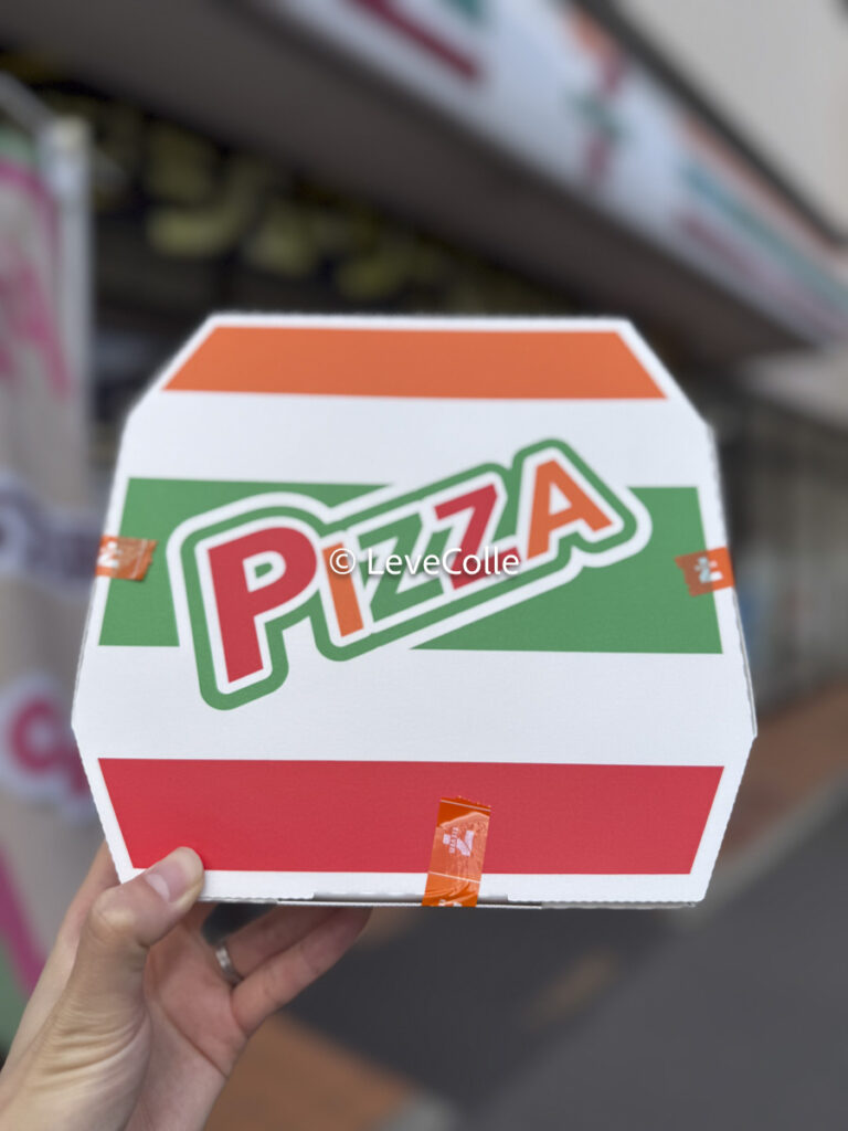 セブンイレブンお店で焼いたピザ