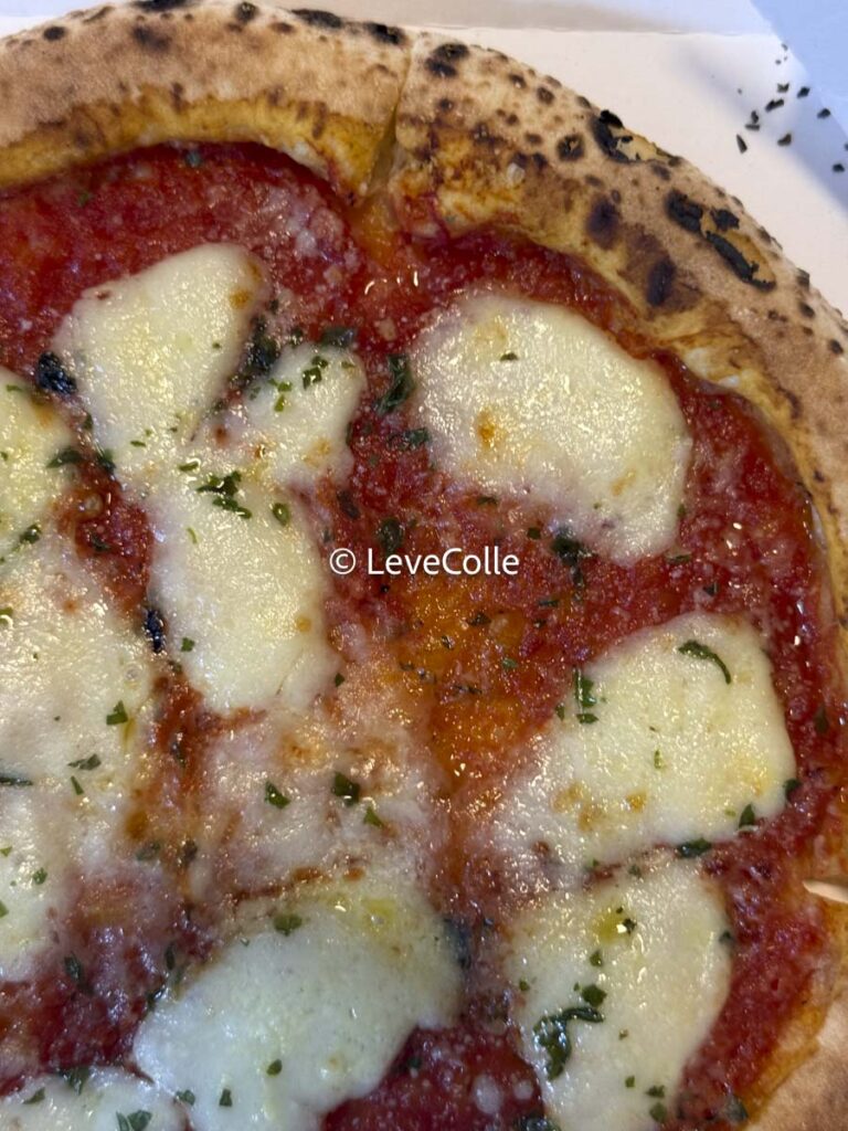 セブンイレブンお店で焼いたピザ